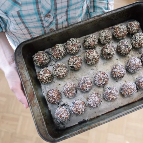 a baking tray with two dozen energy balls